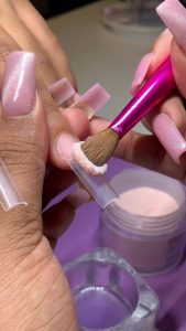 تفاوت ژلیش ناخن و کاشت ناخن در نوع اجرا